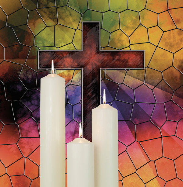 Kerzenpflege Altarkreuz mit Kerzen