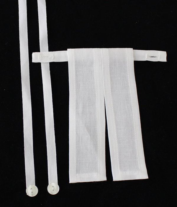 zwei weisse anknöpfbare Leinenbänder zum Binden der Knopflochbeffchen